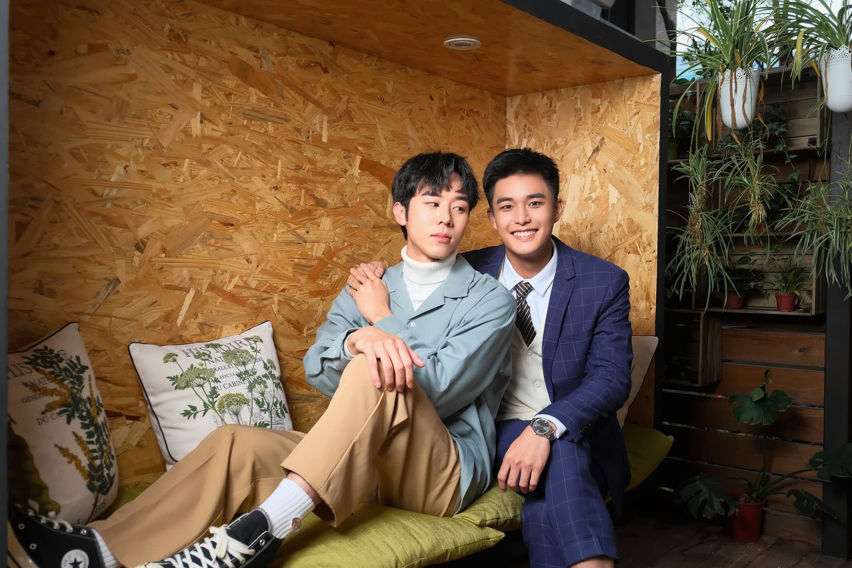 林嘉威(左)、安俊朋在《HIStory4近距離愛上你》中共譜繼兄弟禁斷戀。(LINE TV提供)