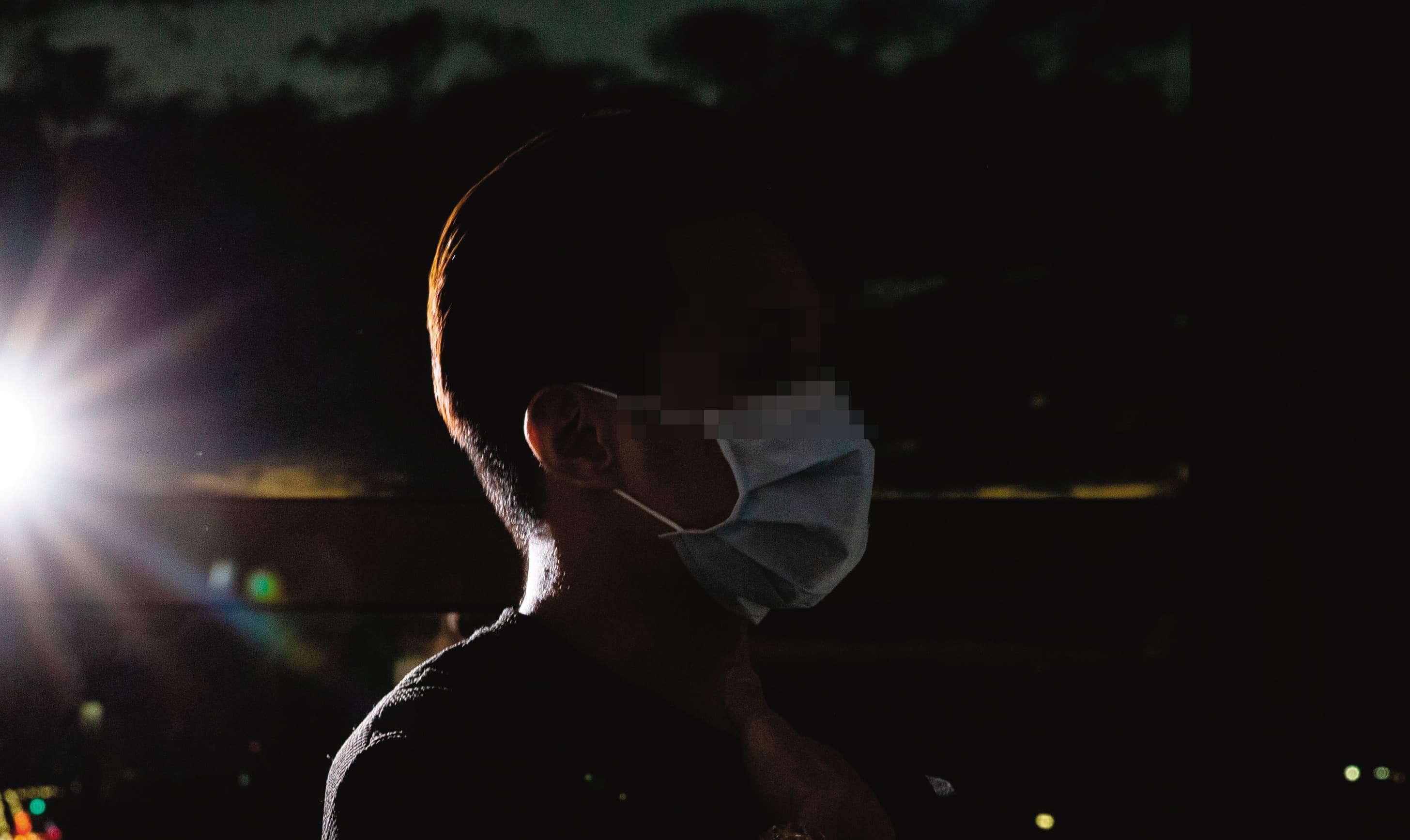 小花丈夫因妻子遭襲胸而找吳男對質,意外發現吳男竟無醫師執照。