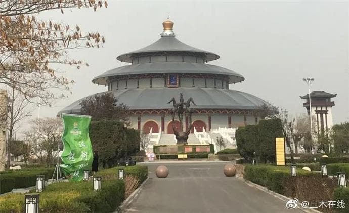 上榜理由:拙劣模仿中國傳統建築經典,形式混亂,比例失調。(翻攝自土木在線微博)