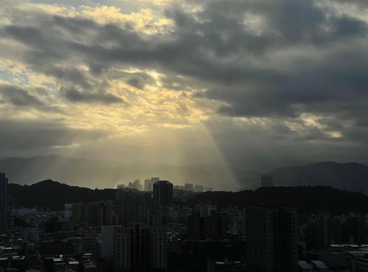 林俊傑在IG上分享日出照,整個台北市景映入眼簾。(翻攝自林俊傑IG)