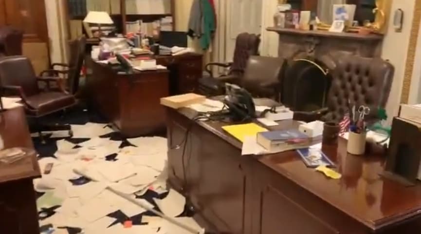 眾議院議長裴洛西的辦公室遭闖入破壞。(翻攝自推特@alizaslav)