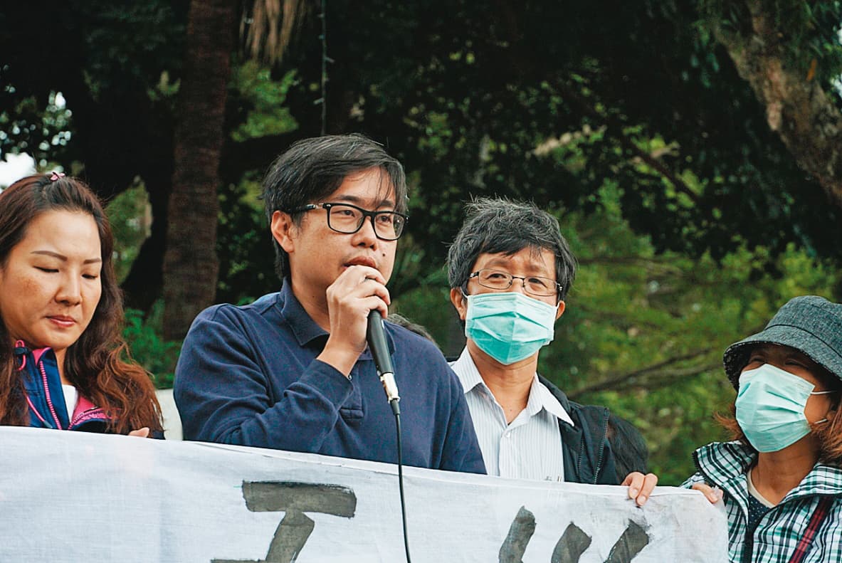 環境權保障基金會研究員許博任(左2)認為,政府應該要檢討不必要的開發案及都市計畫,避免用水量一再增加。(地球公民基金會提供)