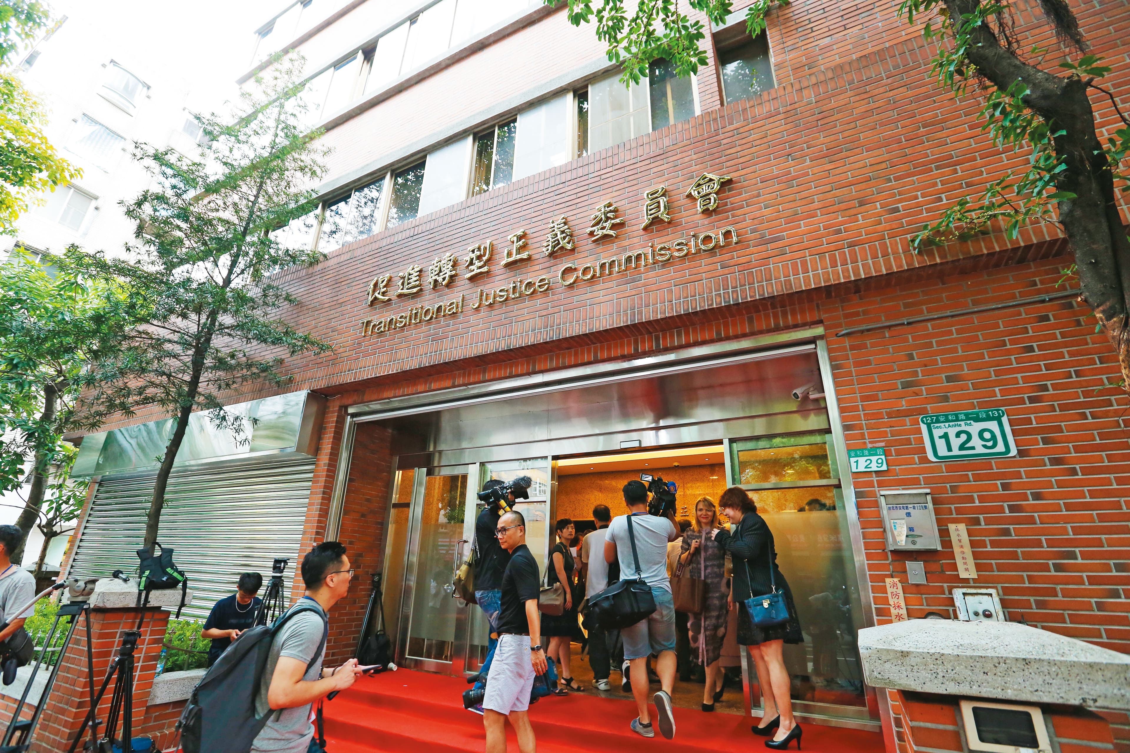 立法院2017年審查《促轉條例》,蔣萬安是唯一一位對受害者平反條文投下贊成票的藍委。
