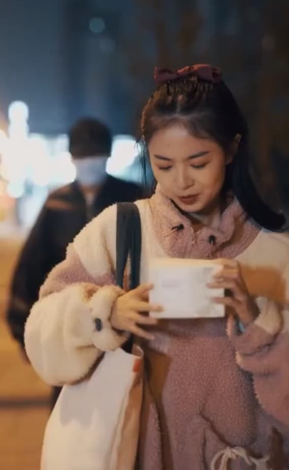女子深夜回家時遇到一名男子尾隨跟蹤,她急中生智拿出紙巾卸妝,結果成功嚇跑跟蹤的路人。(翻攝微博)