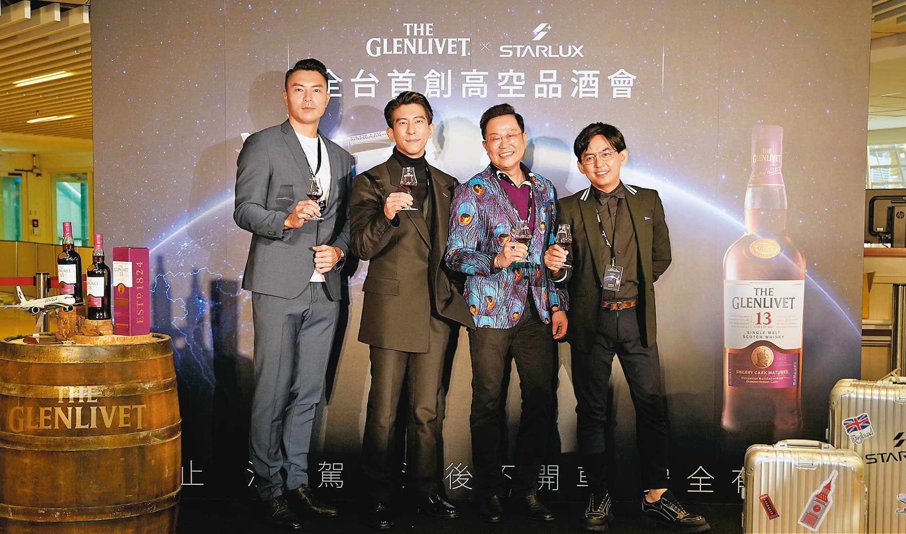 格蘭利威首次攜手星宇航空跨界合作,舉行全台首創高空品酒會,台灣保樂力加董事總經理Terence(右2)與來賓陳信安(左1)、修杰楷(左2)、黃子佼(右1)一同合影。
