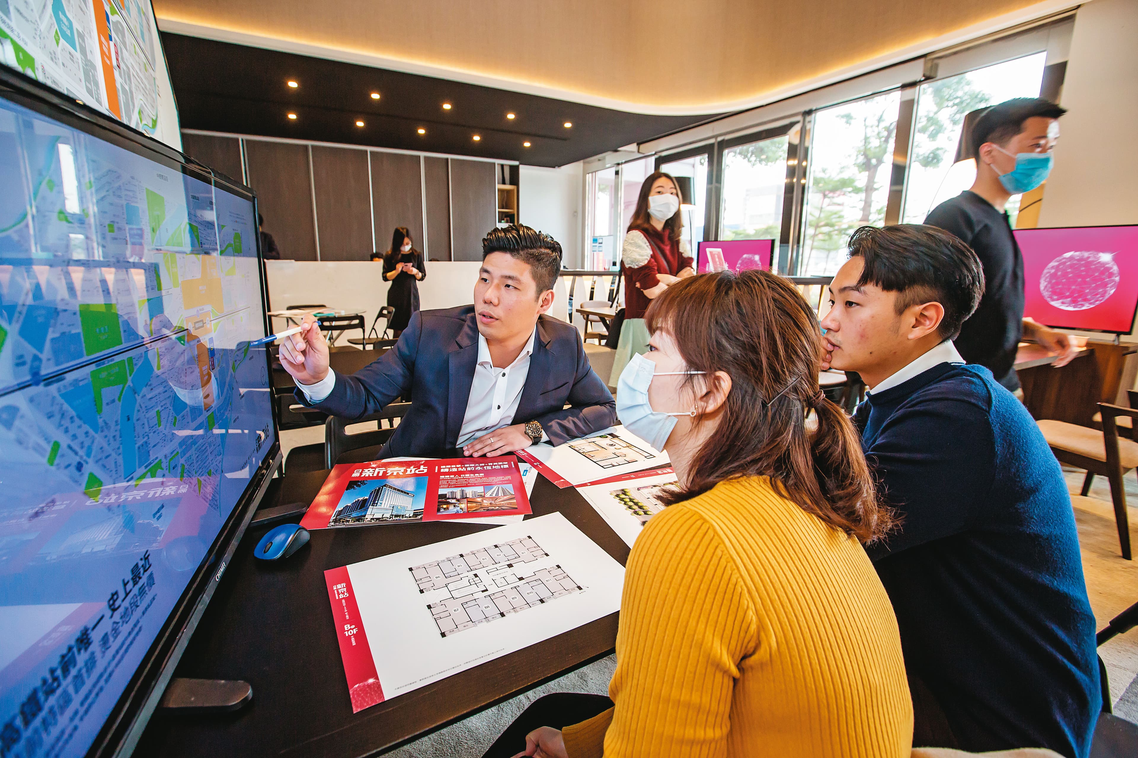 銷售端透露,政府打炒房後,購屋人潮中投資客已減少15%,自用族群持平。