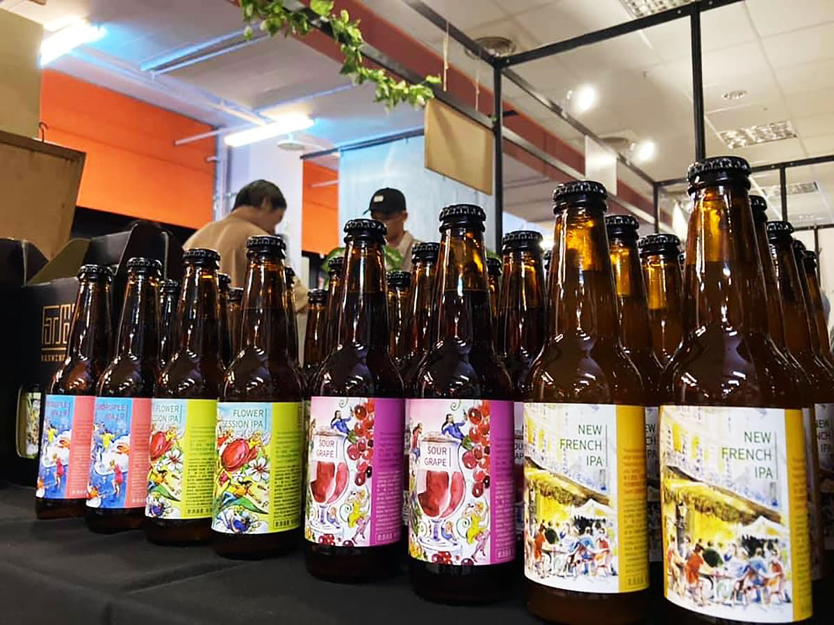 新酒標找來俄羅斯水彩畫家執筆,展現著法式浪漫氣息。(福爾摩沙精釀提供)