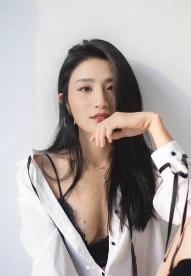 林芊妤以襯衫半開、露出黑色內衣與半球的性感照回擊,網友們爭相力挺。(翻攝自林芊妤IG)