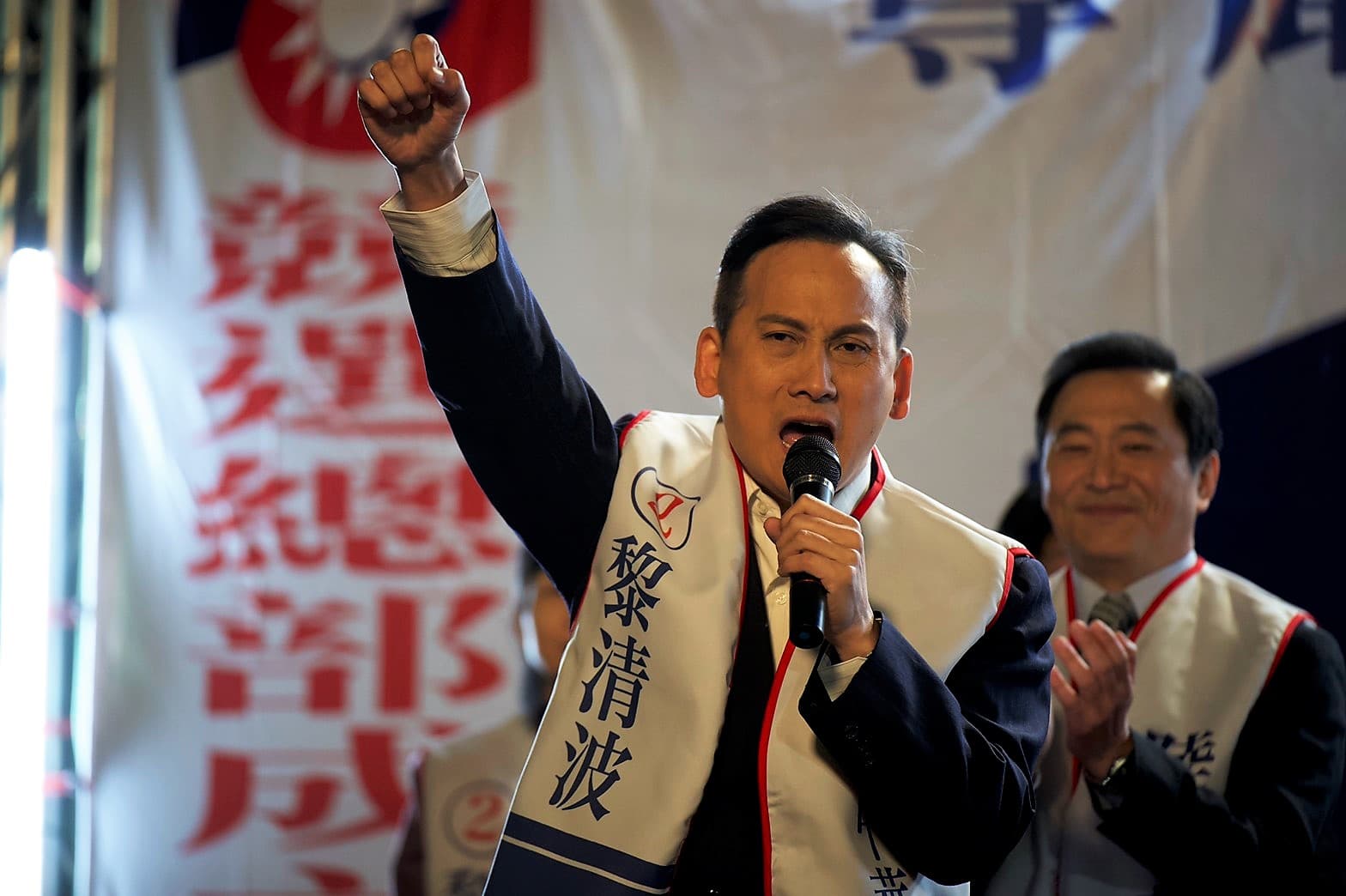 新北市議員葉元之客串《國際橋牌社》毫無違和。(國際橋牌社提供)