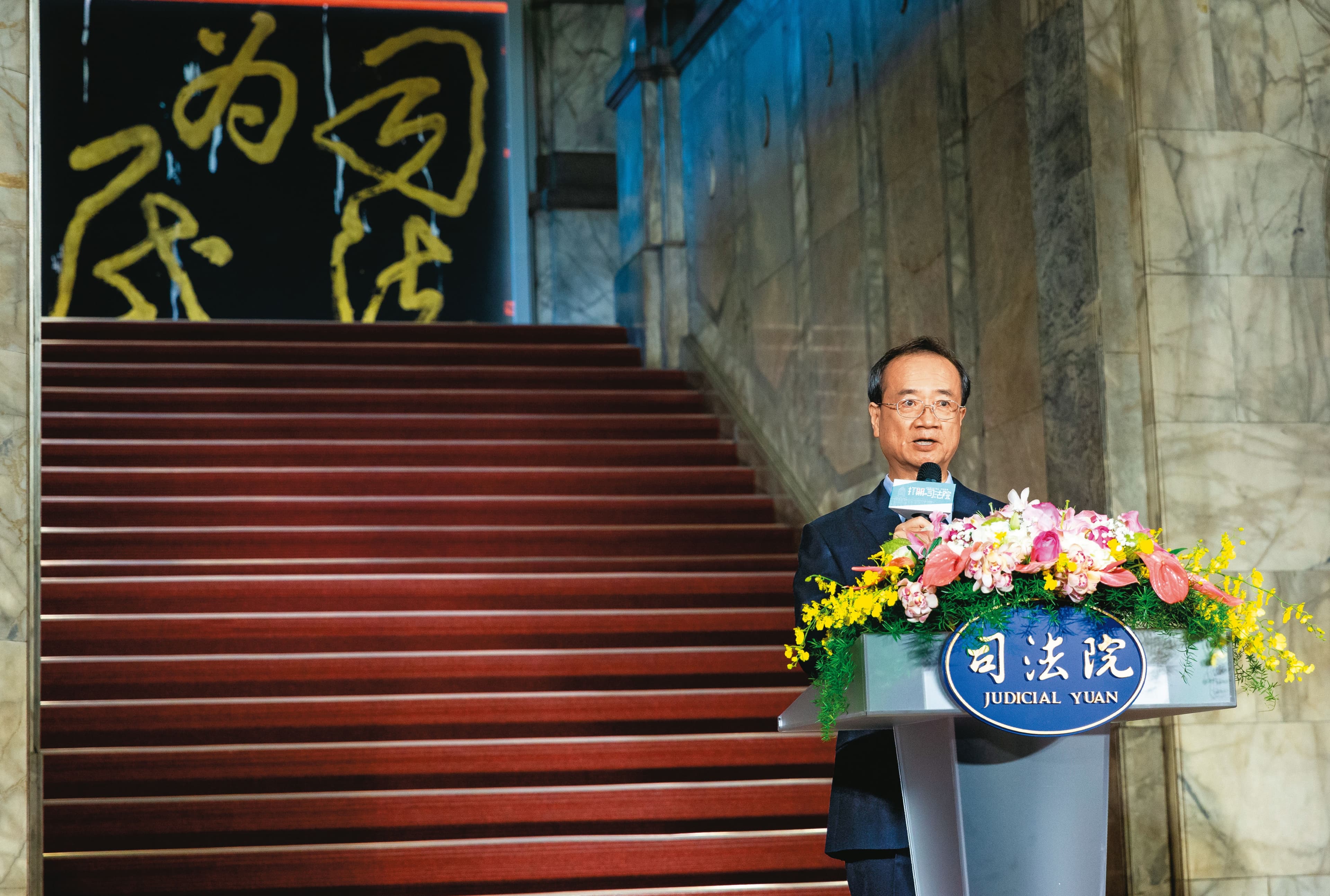 司法院長許宗力日前舉辦開門活動,但至今不願出面對此司法醜聞表態,他背後斗大的「司法為民」字眼,看來格外諷刺。