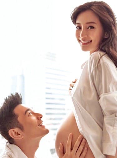 當年Angelababy 也曾遭質疑找代孕,後來黃曉明貼大肚照粉碎流言。(翻攝自新浪娛樂微博)