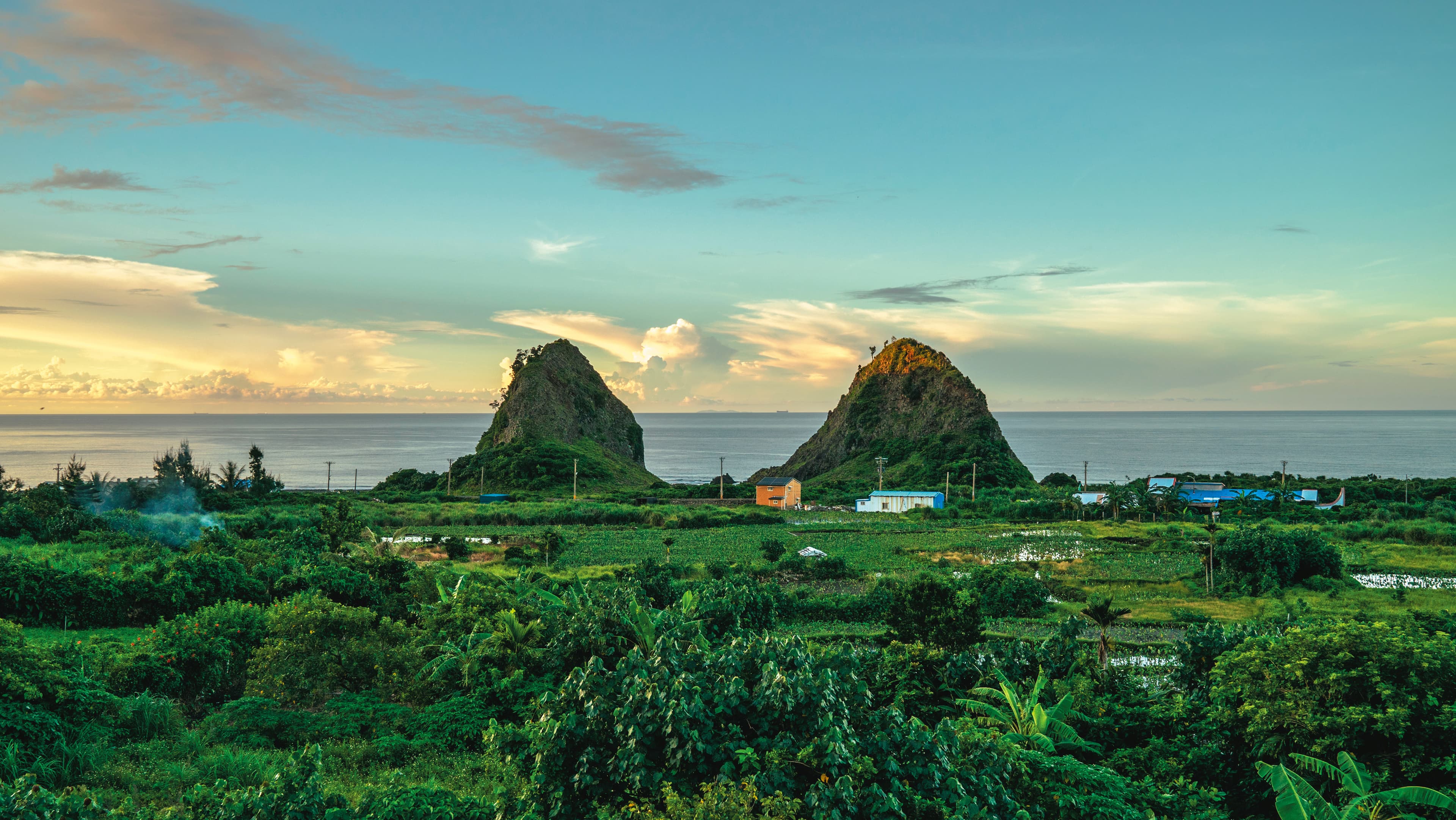 謝永泉家窗外就是朗島部落的山與海岸。(鄭宇騏攝)