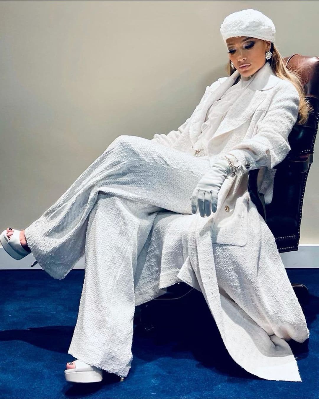 珍妮佛羅培茲身穿CHANEL上衣與長褲,氣場爆棚。(翻攝JLo IG)