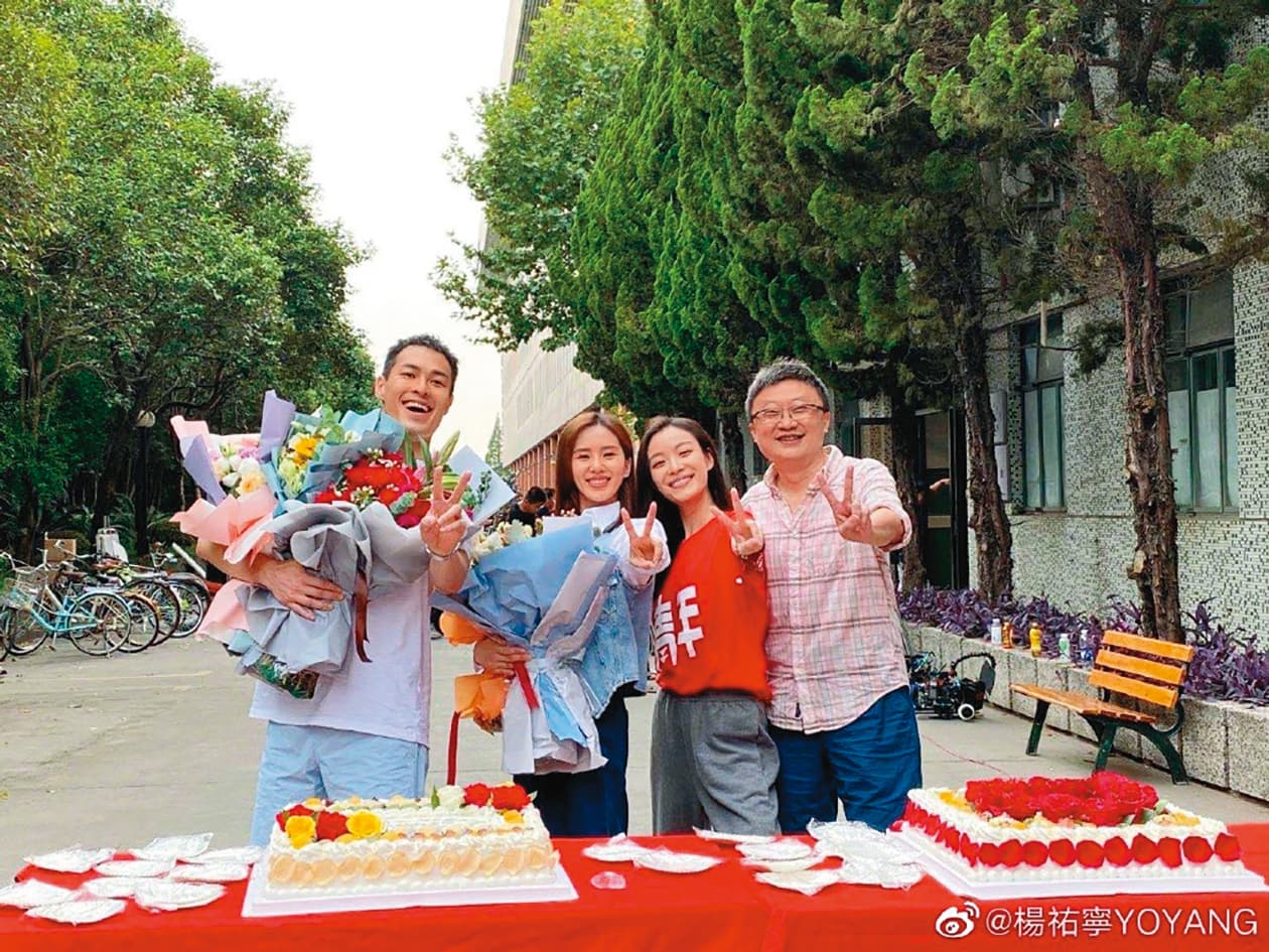 去年與劉詩詩(左二)、倪妮(右二)合演的《流金歲月》殺青後,楊祐寧(左一)就返台陪產。(翻攝自楊祐寧微博)