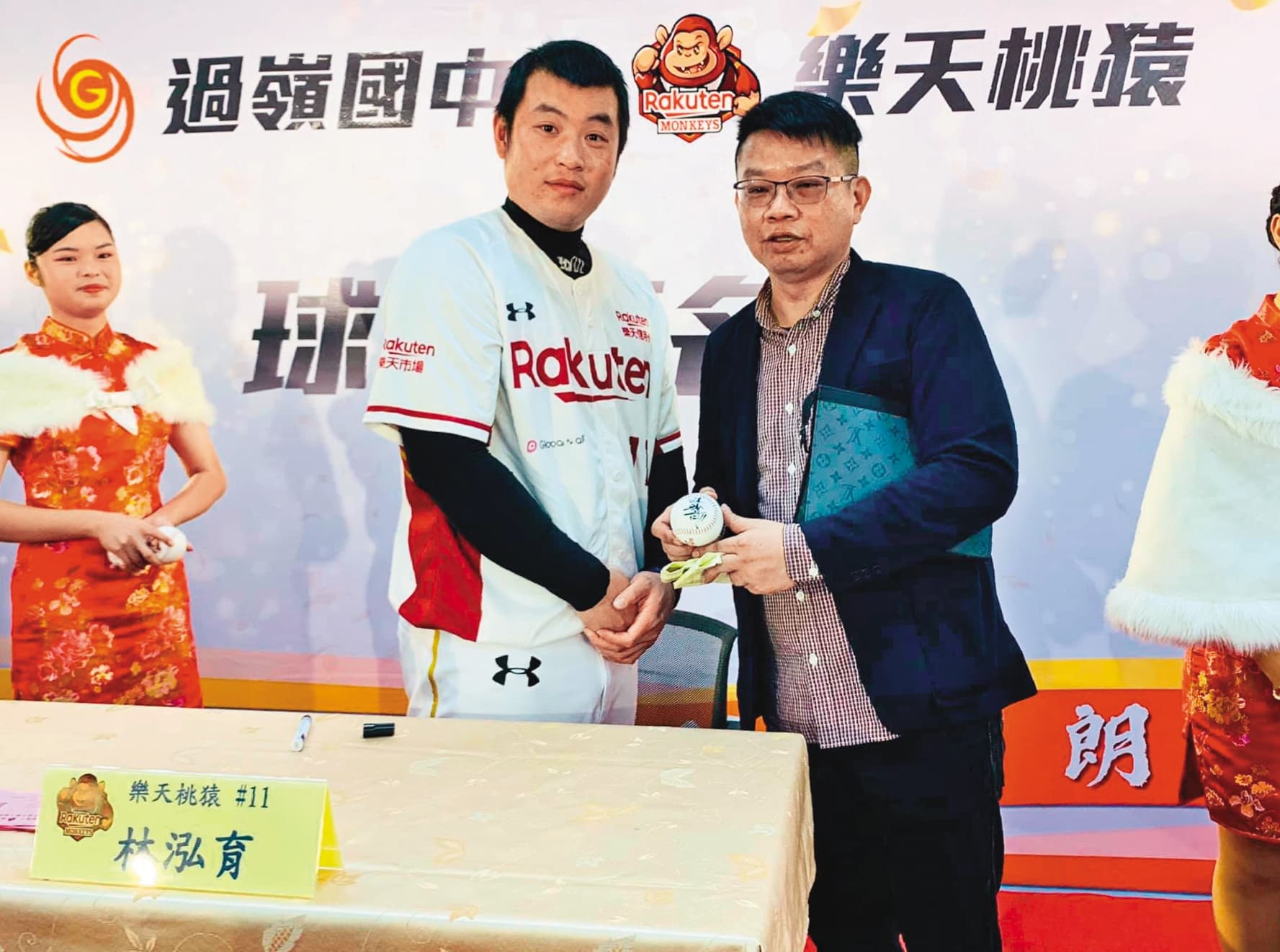 林泓育(左)現為樂天桃猿隊捕手,是隊上的看板球星。(翻攝自Rakuten Monkeys臉書)