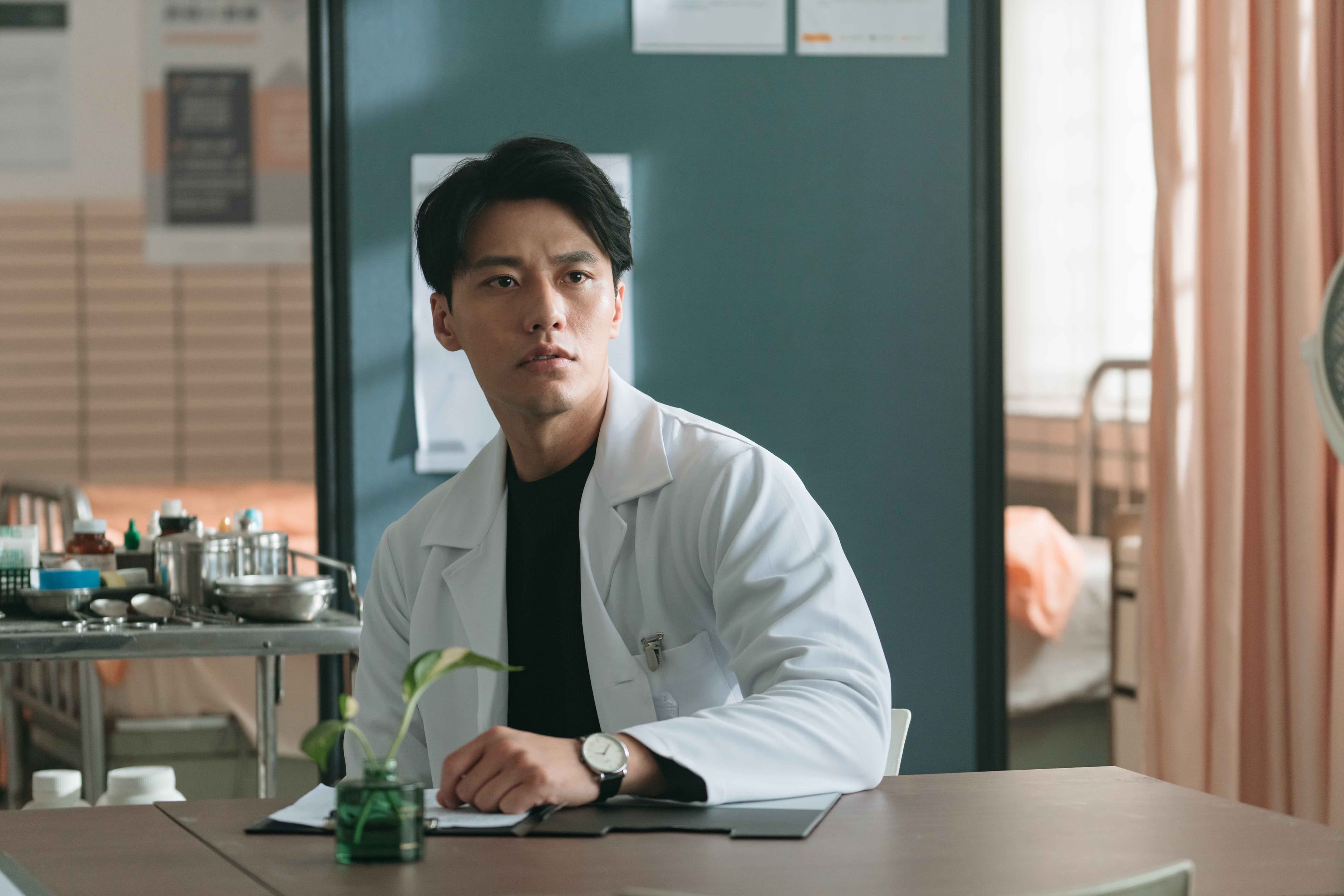 張睿家在《永遠的第一名》客串演出神祕校醫。(WeTV、結果娛樂提供)