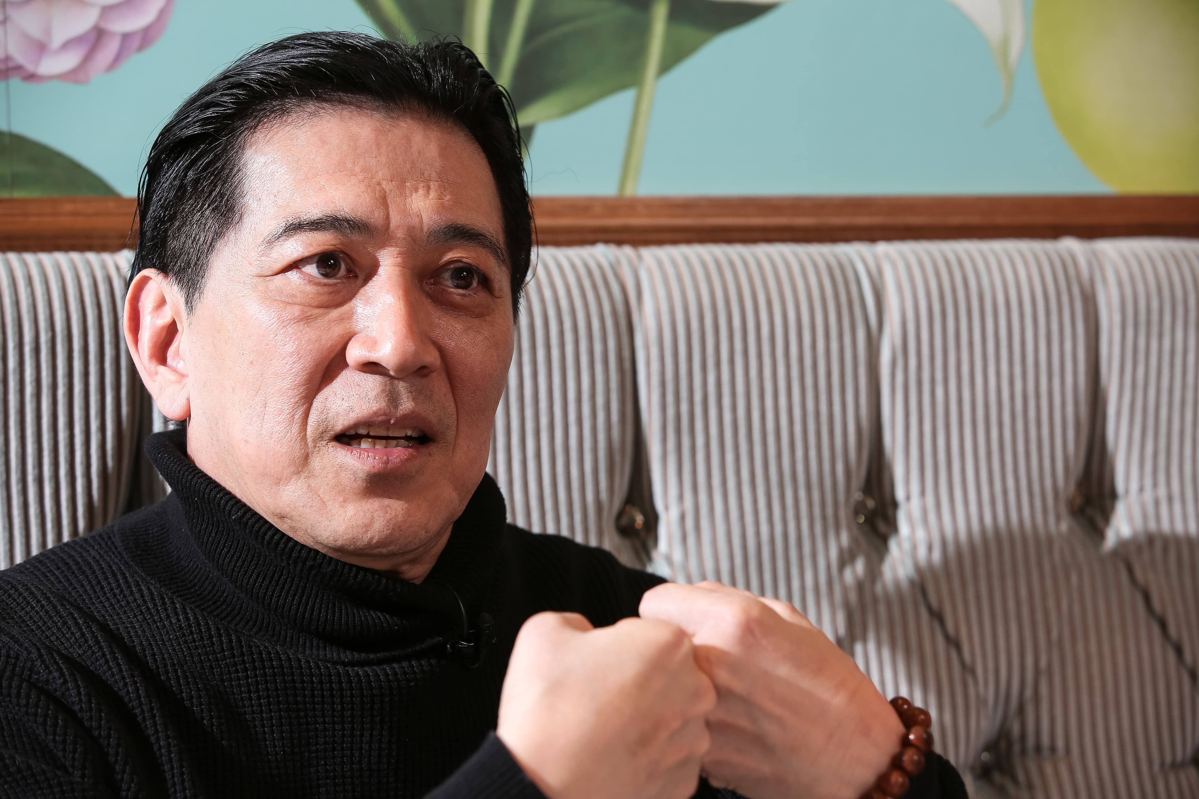 45歲才成家的高捷,心態很年輕,兒女都上私立學校,一年6、70萬的學費,他樂扛這甜蜜的負擔。