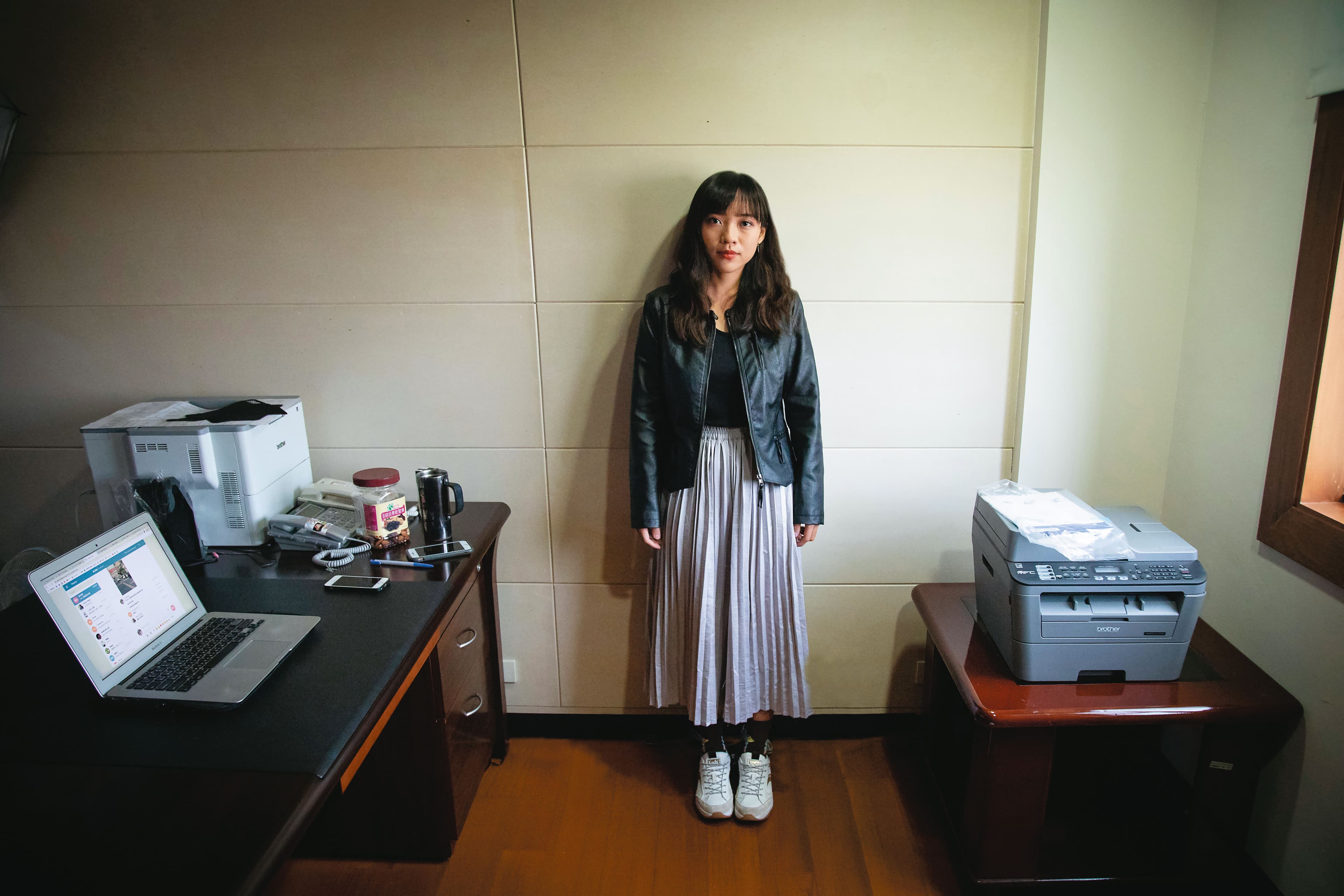 黃捷不善表露情緒,拍照時,攝影記者要求:「能不能給一點情緒?」她顯得有點無措。