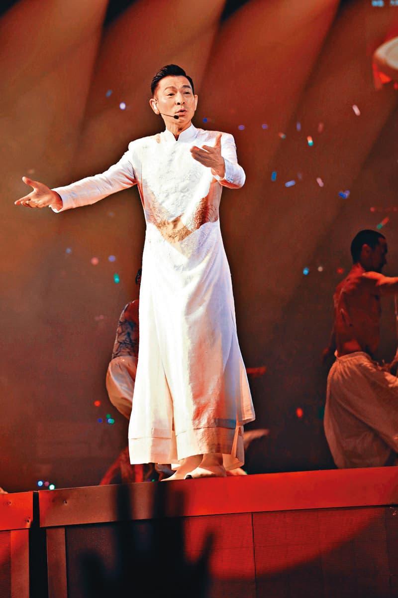 出道40年,劉德華依然活躍舞台唱跳,每次表演都看得出他的賣力。
