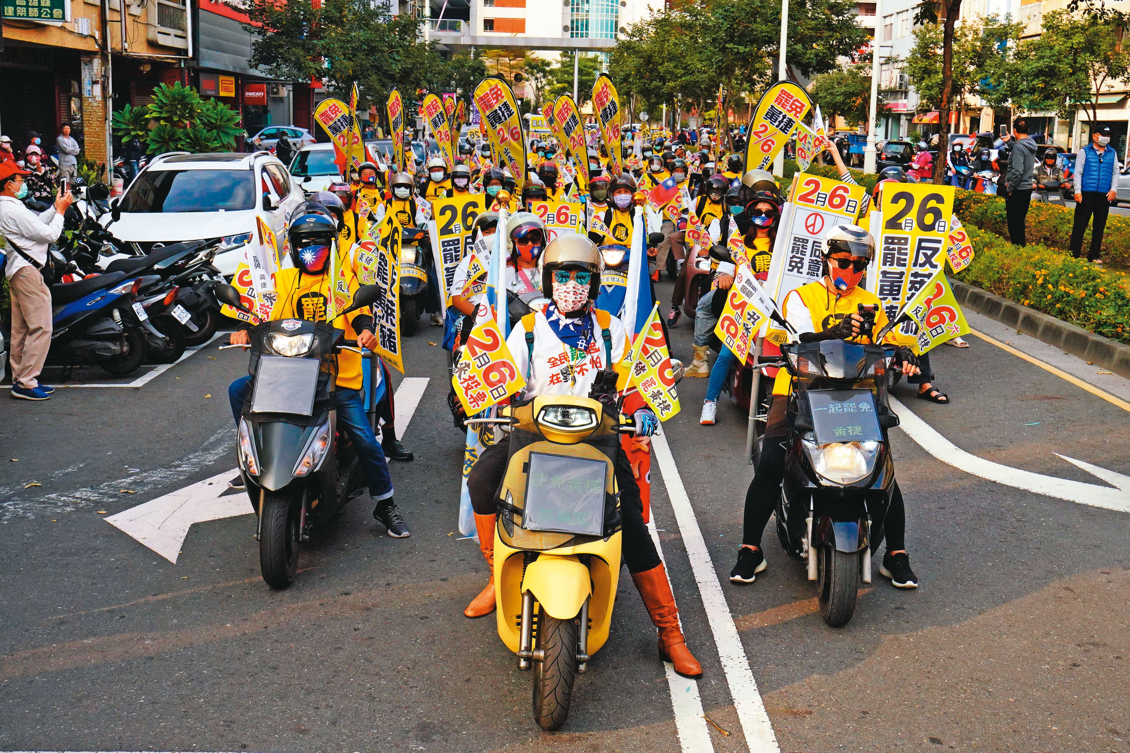 罷免投票前最後週日,罷捷團體號召支持者上街,以車隊遊行方式繞行鳳山街道,吸引上千人響應。