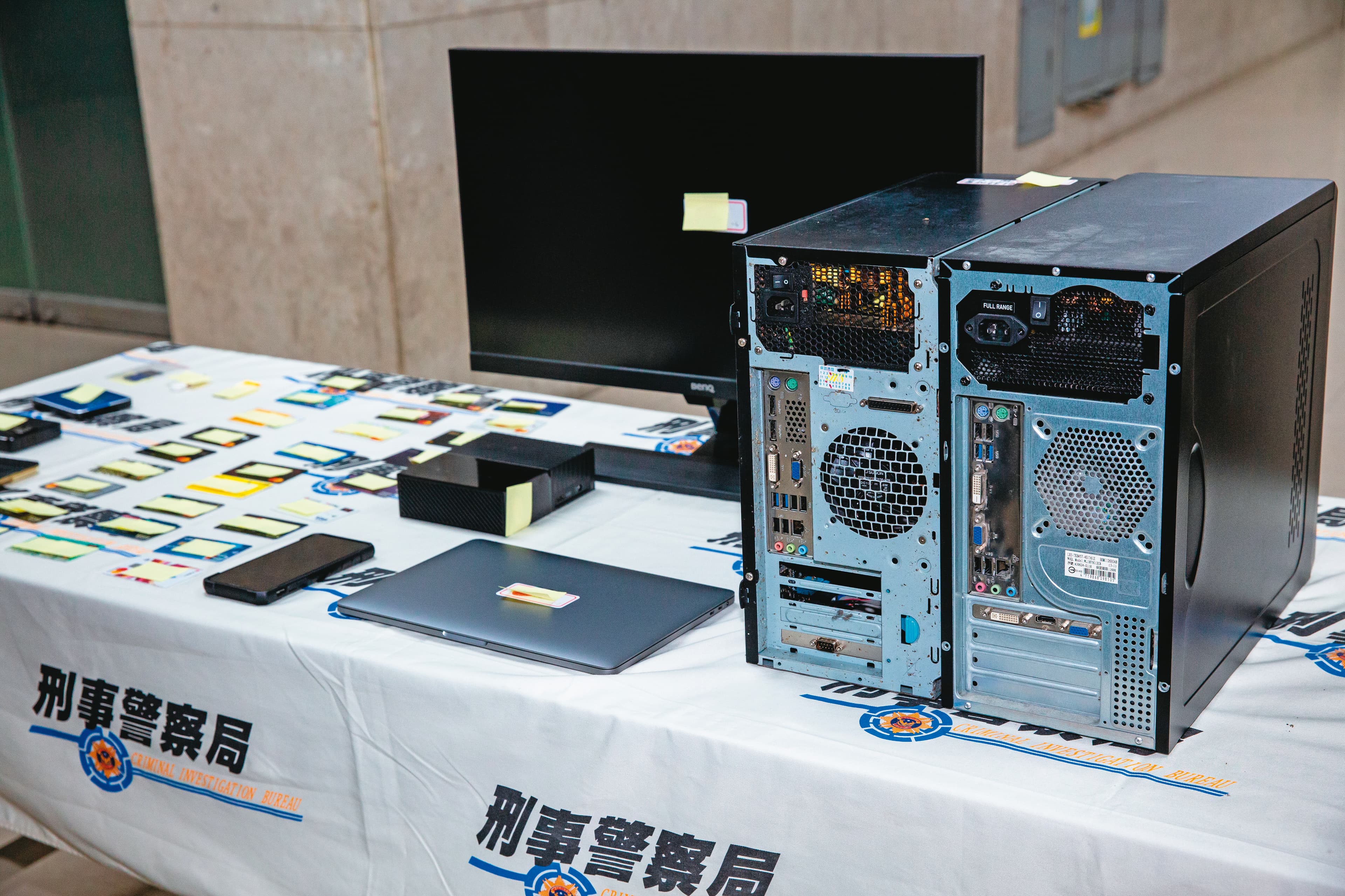 警方偵辦球員遭偷拍案,去年底逮捕2名嫌犯,並搜出電腦、手機等證物。