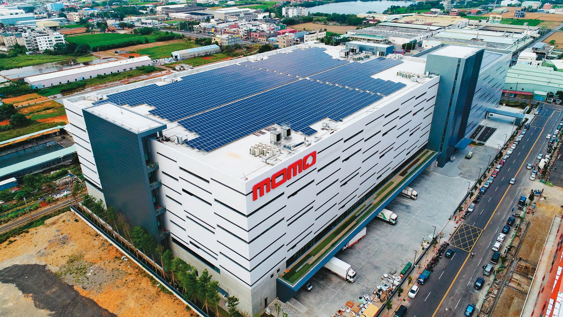 富邦媒重砸40億元自建第一座物流中心,林啟峰自豪已是國內自動化倉儲翹楚。(momo提供)
