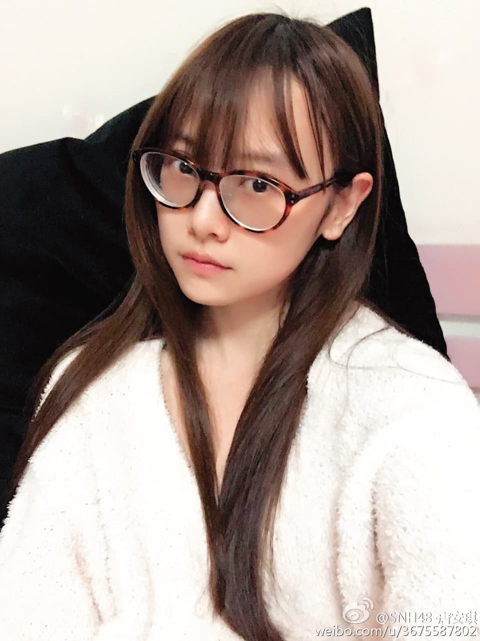 SNH48女團團員唐安琪,2016年在咖啡店發生火吻意外,如今仍在治療中。(翻攝自唐安琪微博)