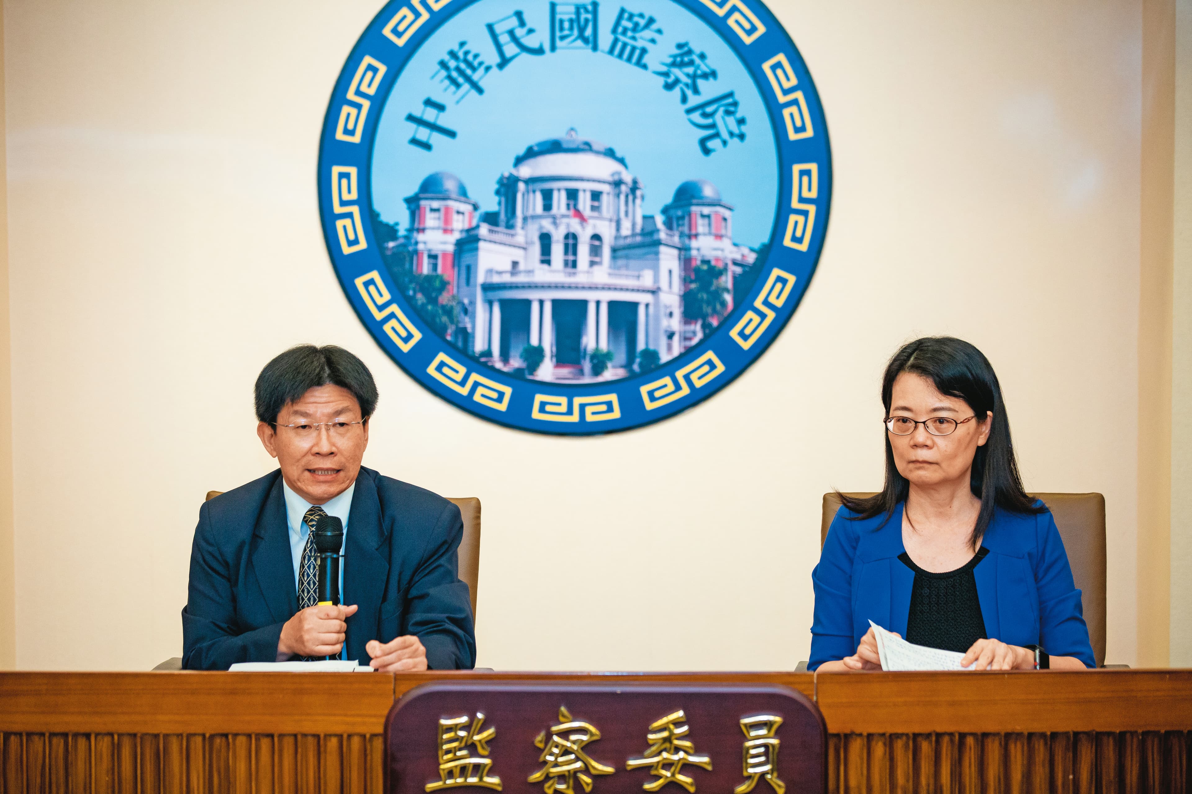 監委王美玉(右)、高涌誠(左)提案通過彈劾石木欽後,被逼自首的吳仙富家屬們希望全案能有真相大白的一天。