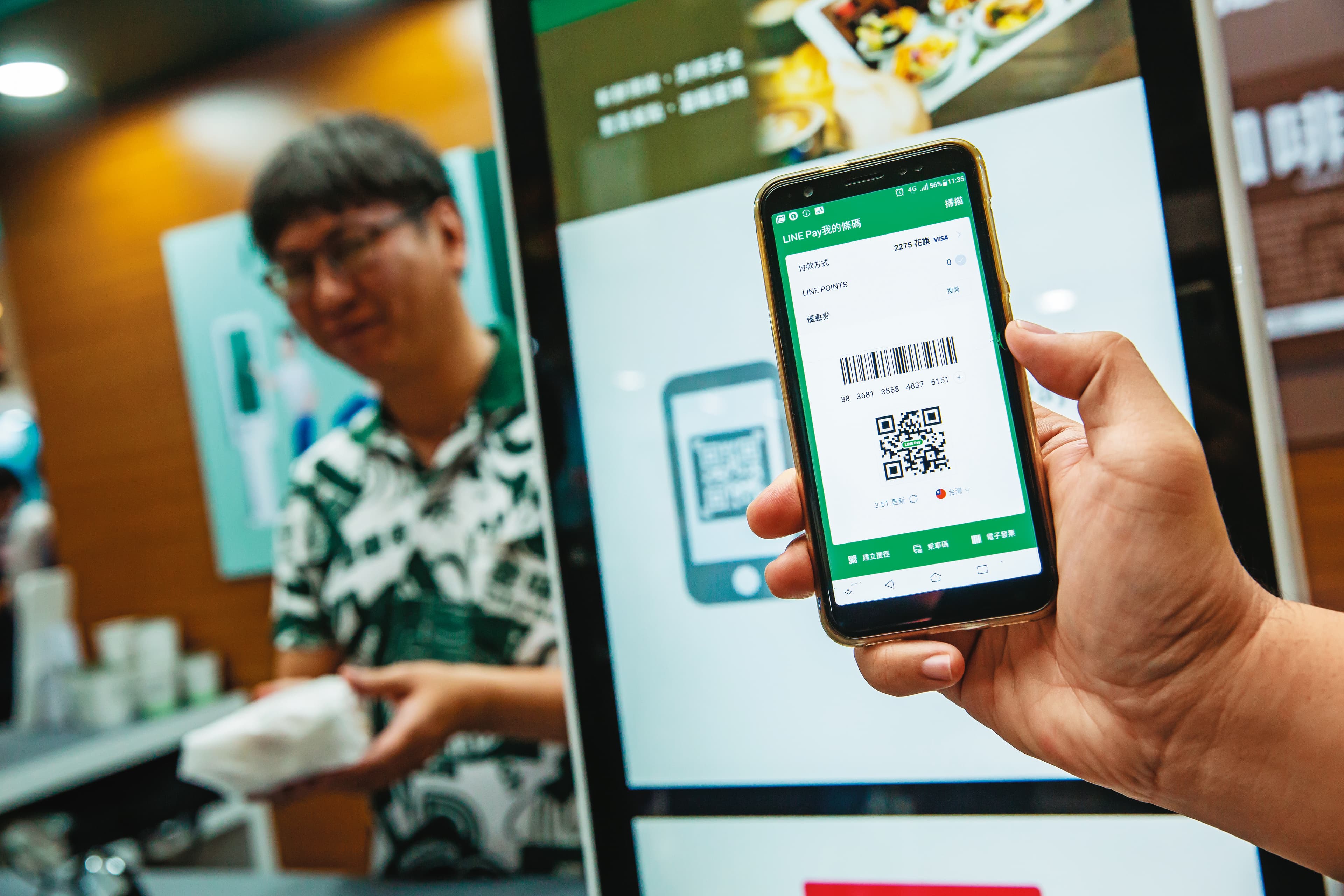 比起直接刷卡付費,使用行動支付綁定信用卡,有機會省更多。