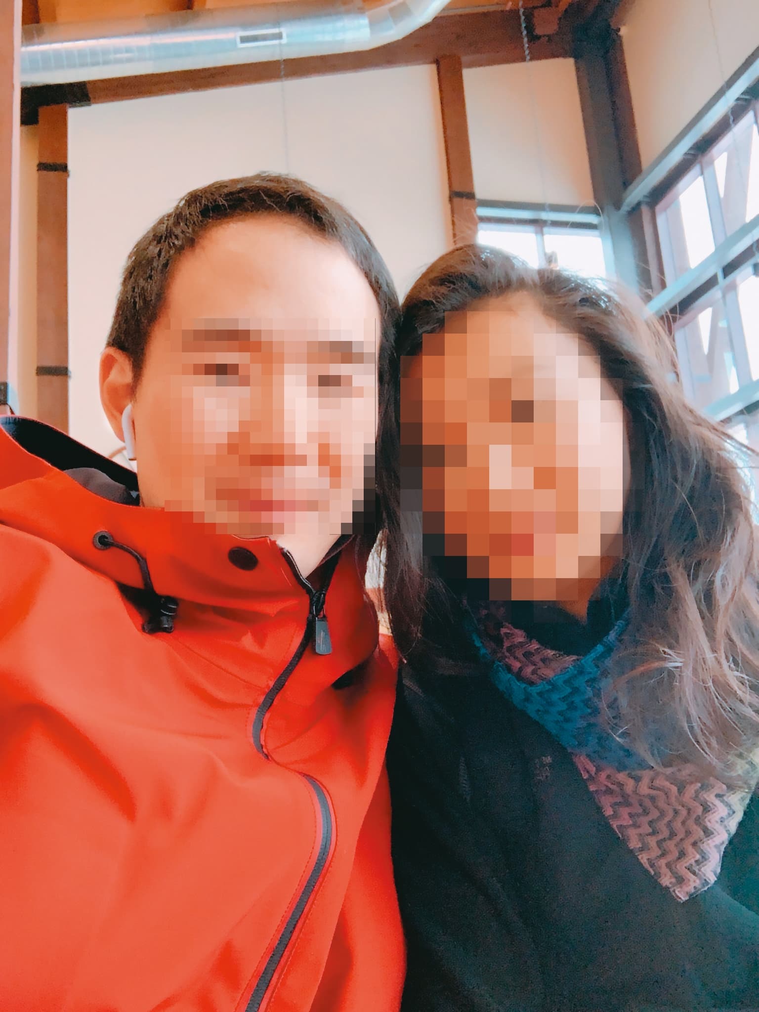 在美國擔任醫事人員的M小姐(右)指控,陳姓工程師(左)偽裝單身與她交往。(讀者提供)
