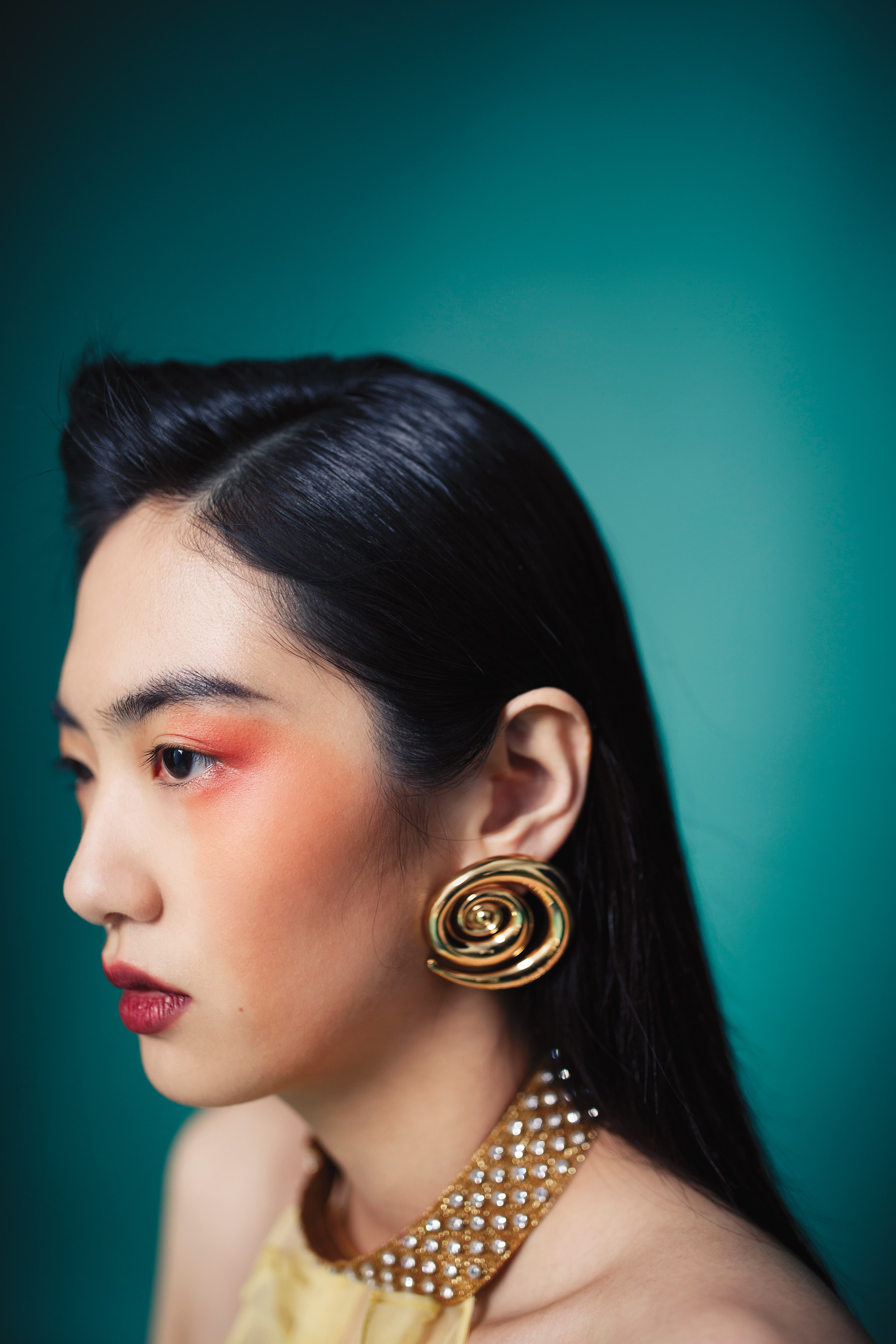 荷葉薄紗挖背背心,價格店洽;圓形耳環,價格店洽。(by MIU MIU、BALENCIAGA)