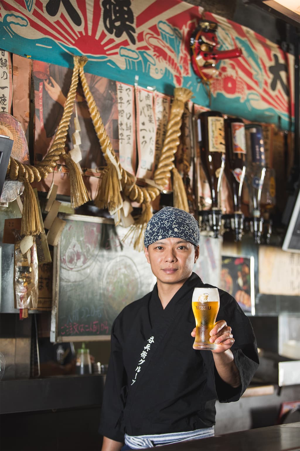 YEBISU惠比壽桶裝生啤酒於台北指標性居酒屋吞兵衛販售,圖為吞兵衛阿慶店長 。(三商食品提供)
