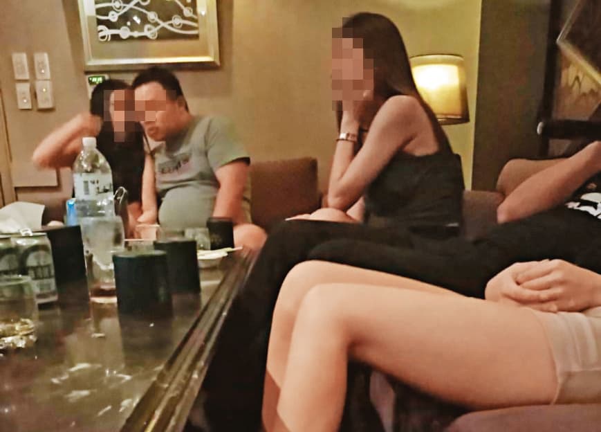 已婚的李男 (左2)經常上酒店,到處拈花惹草。(讀者提供)