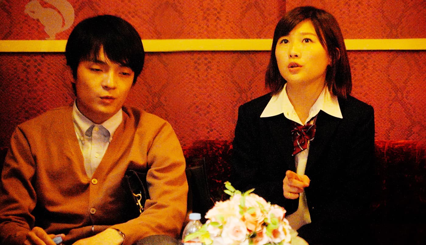 伊藤沙莉(右)在《皇家賓館》再次穿上高中制服,飾演翹家女高中生。(天馬行空提供)
