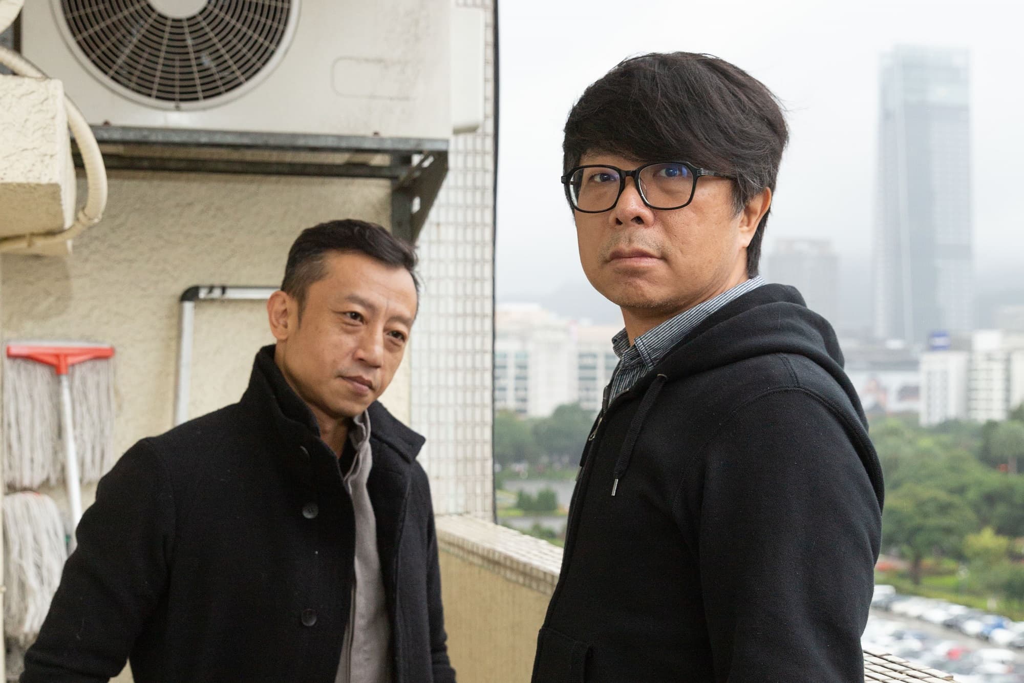 楊雅喆(左)與美術指導王誌成(右)討論後,認為《天橋》並非大河劇,決定截取中華商場特色風貌,呈現最美的一面。