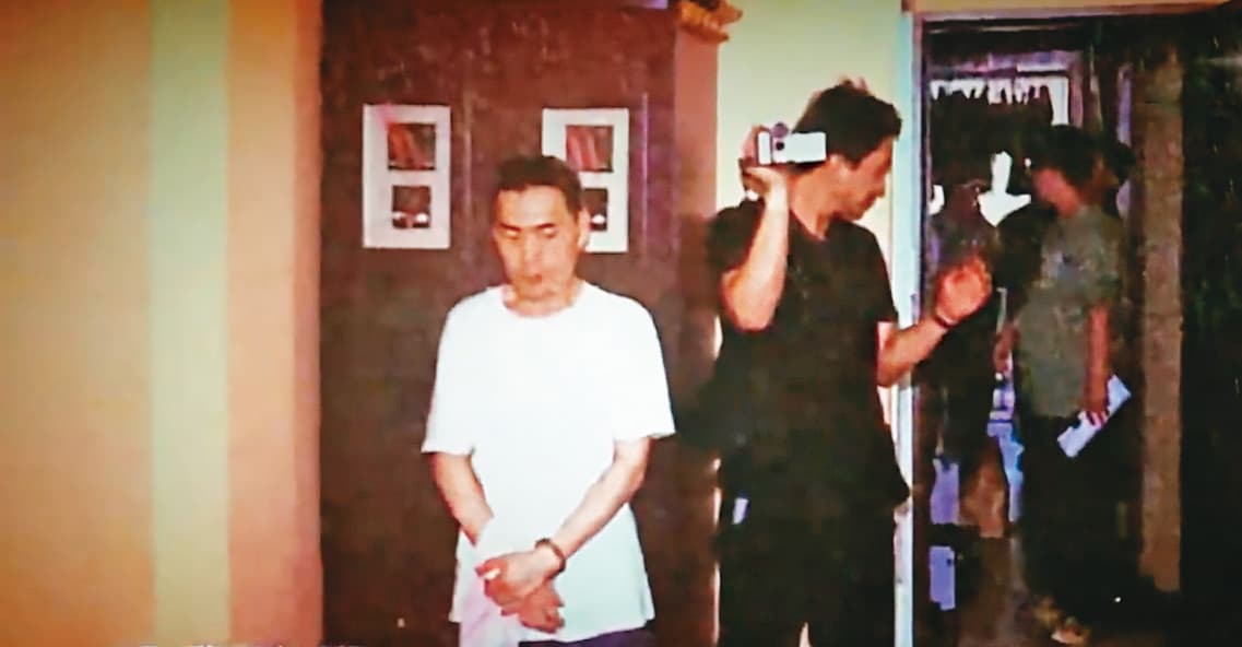 警方帶黃進龍(左)回租屋處搜索,在現場採集到死者的毛髮。(翻攝畫面)