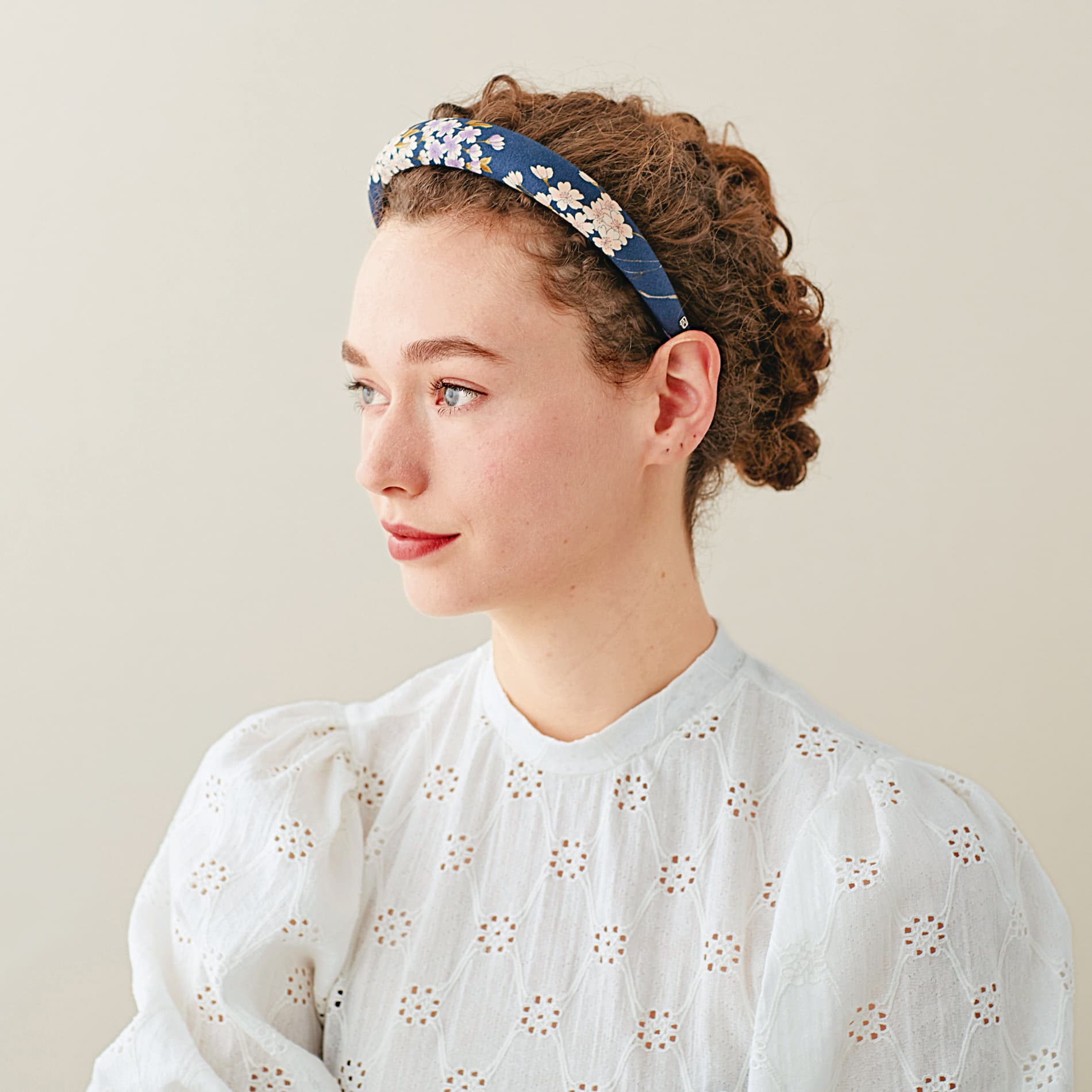 櫻花翩翩髮箍。NT$3,200。(Alexandre de Paris提供)