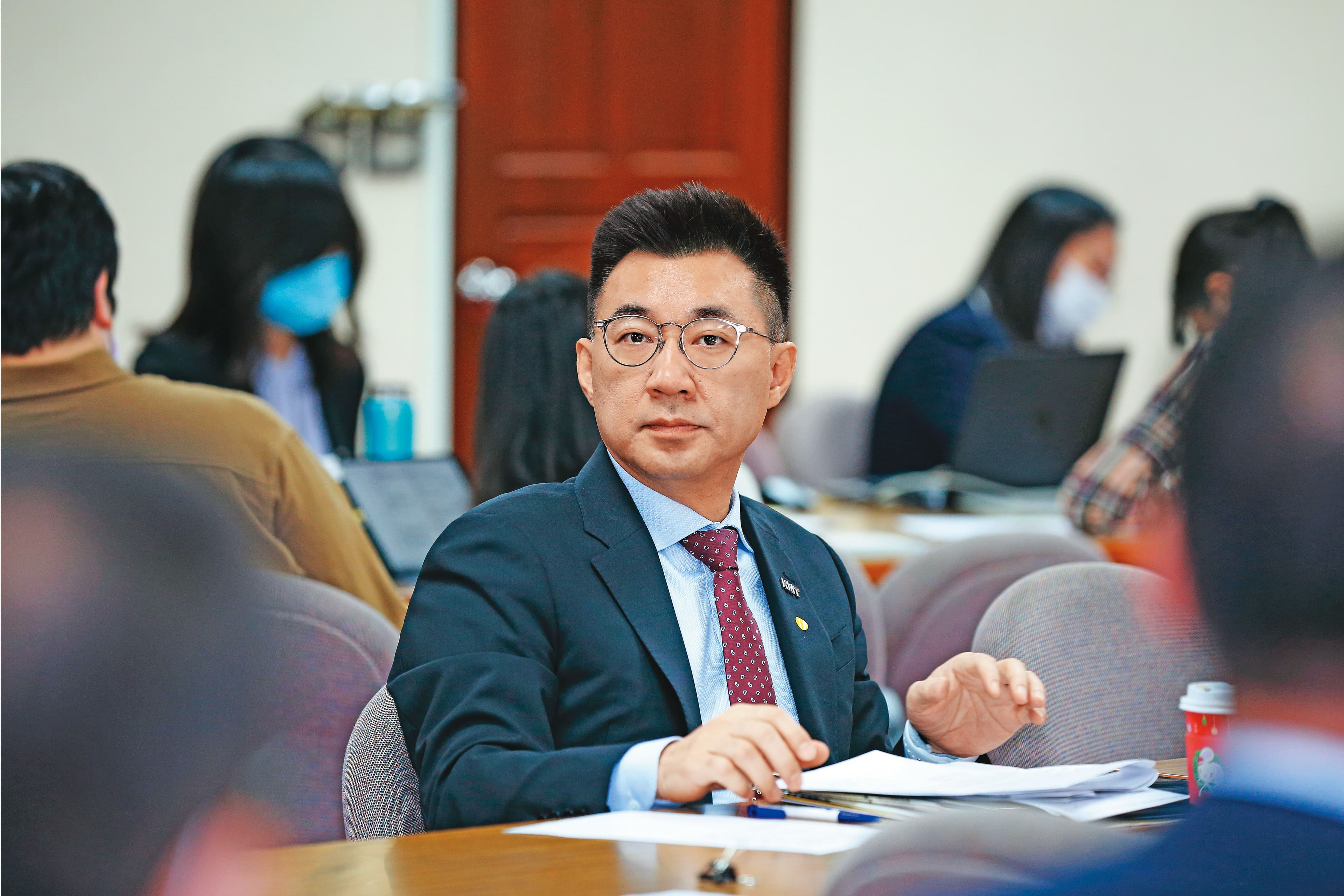 原本因宣布爭取連任而聲勢大噪的黨主席江啟臣,近來再陷領導危機,又面臨黨內勁敵挑戰。