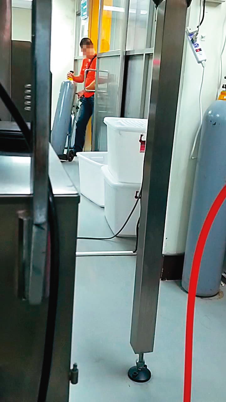 氣體業者會將新的氮氣鋼瓶搬運到廠房內,並將已用完的鋼瓶回收。(讀者提供)