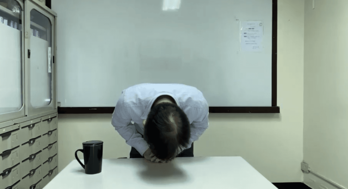 樂扉食品負責人蔡文淵向消費者三度鞠躬致歉。(翻攝自樂扉食品臉書)