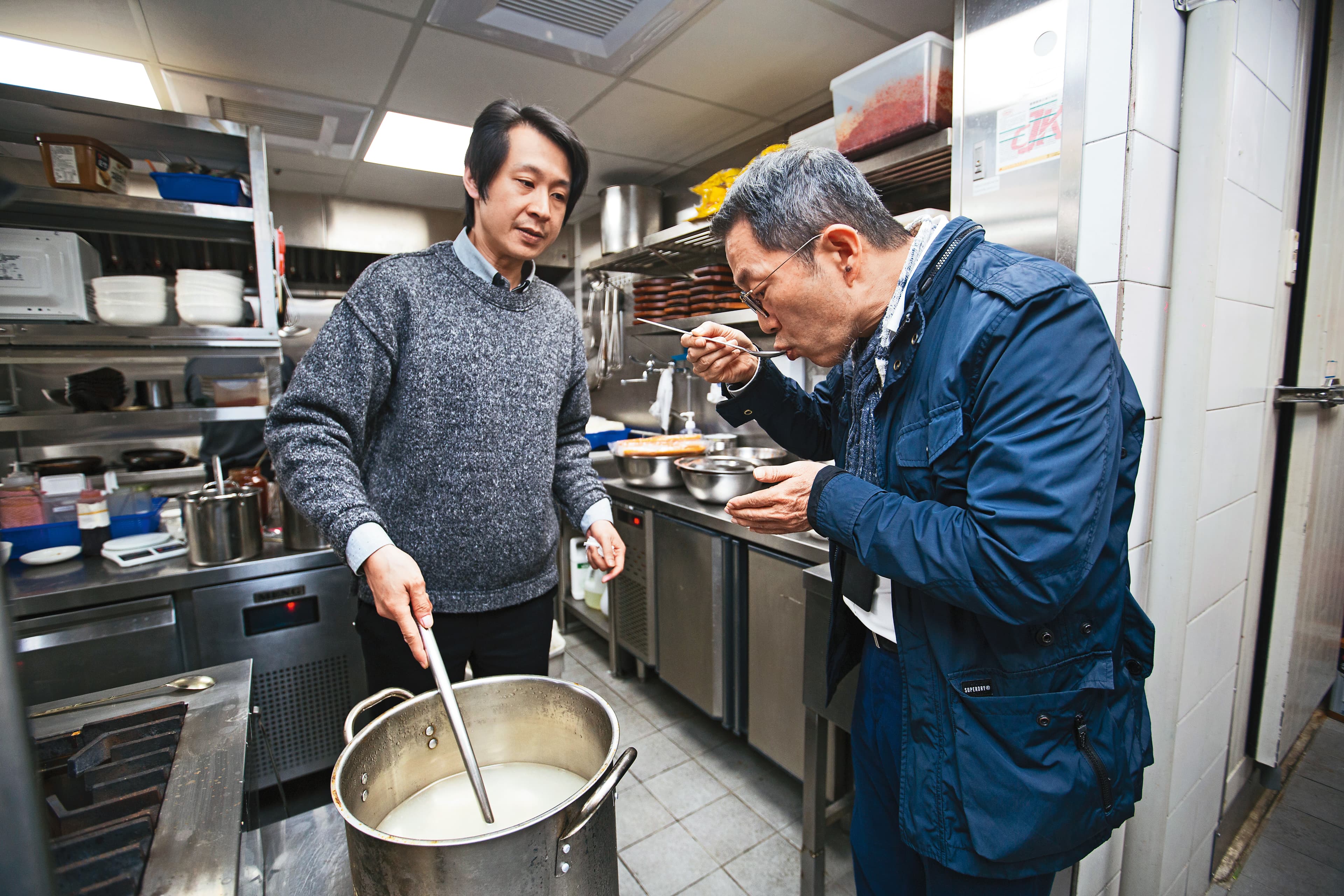 從鷄三和挖來的部長(左),是餐廳唯3知道配方的人,還要跟SAIKABO總部簽保密條款。