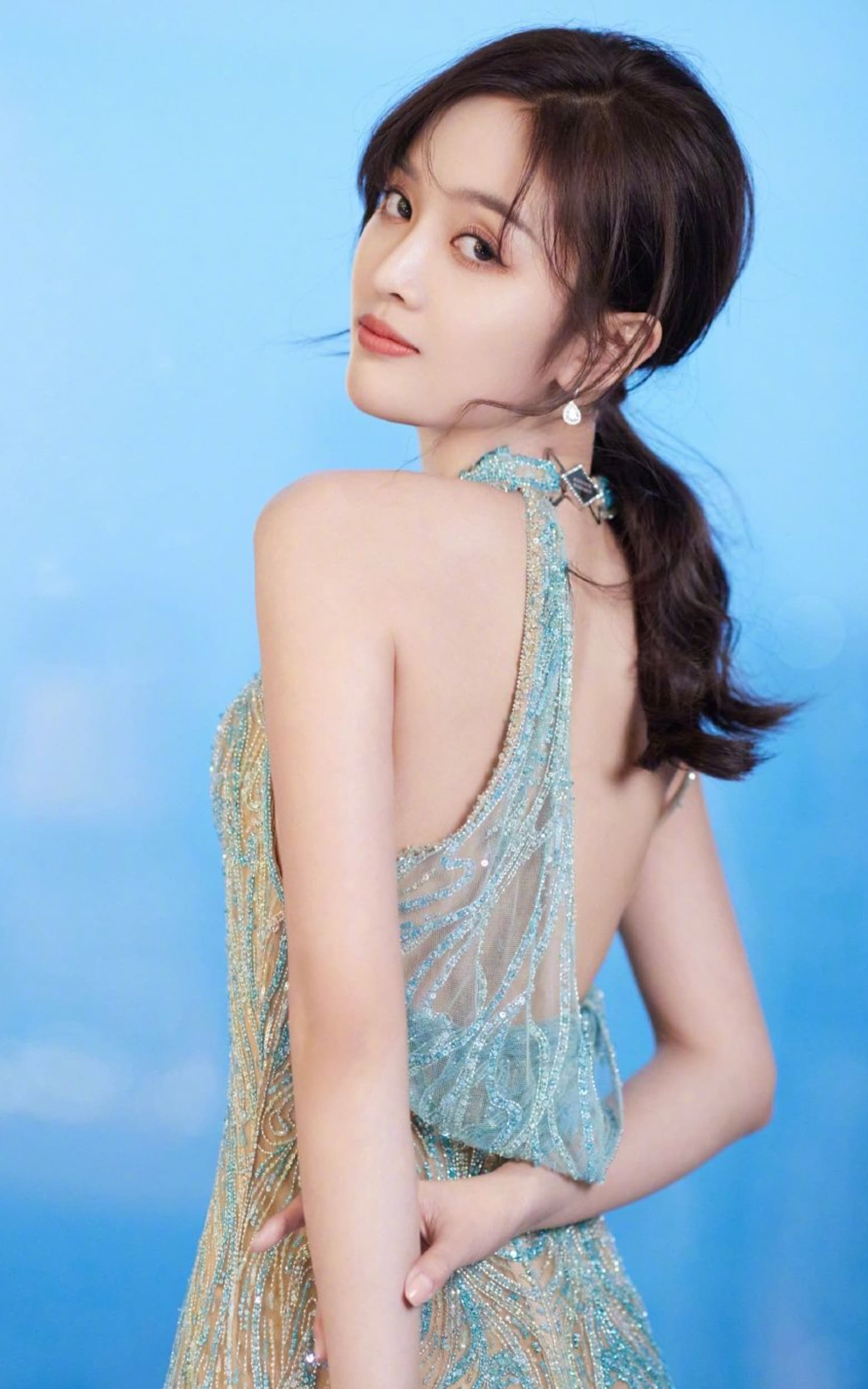 吳宣儀曾穿著水藍色的VERSACE高級訂製服,現身《Esquire》盛典,美人魚般的羽毛裙襬豔驚四座。(翻攝自吳宣儀微博)