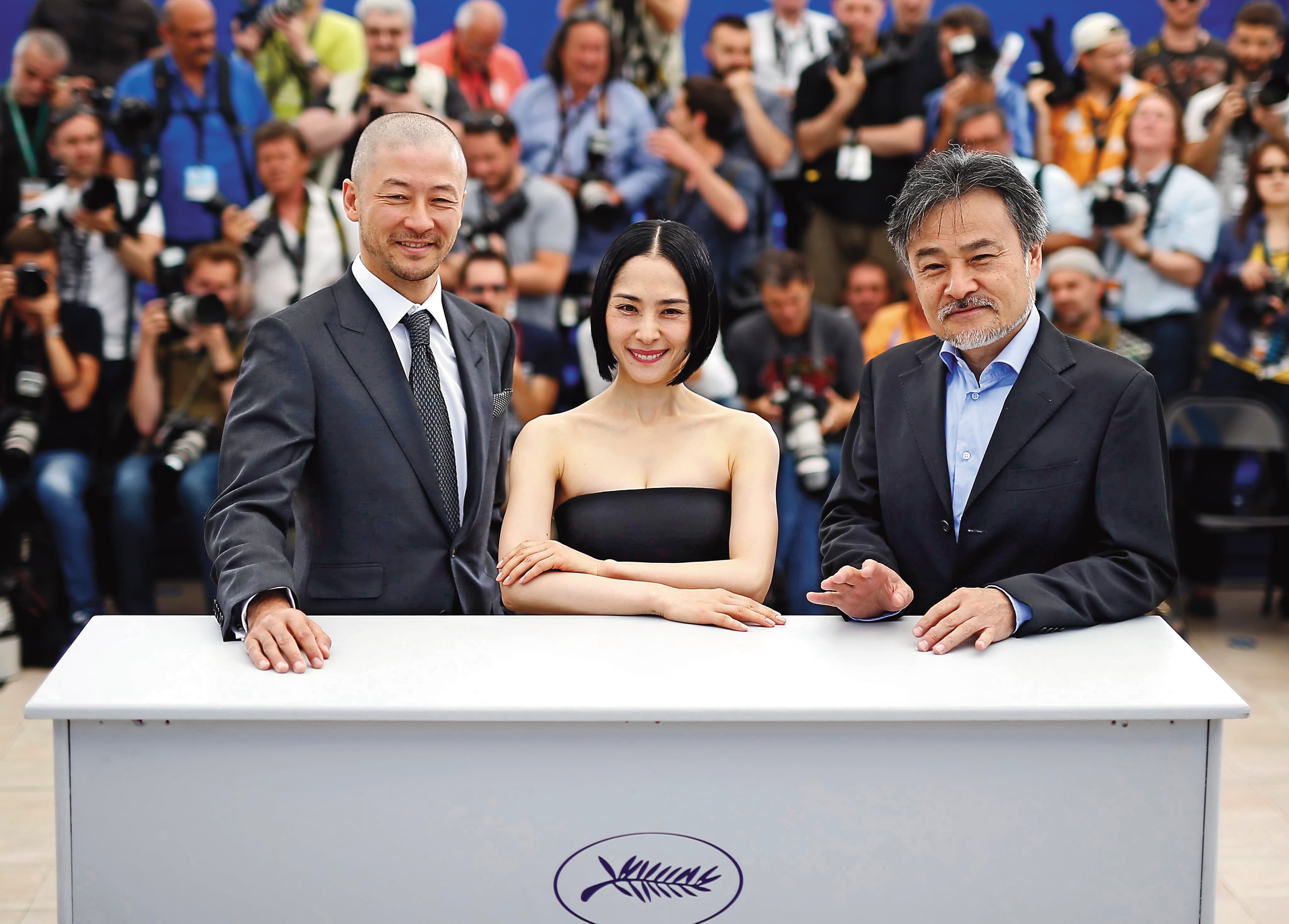 黑澤清(右)執導、淺野忠信(左)與深津繪里主演的《岸邊之旅》,2015年獲坎城影展一種注目單元最佳導演獎。(東方IC)