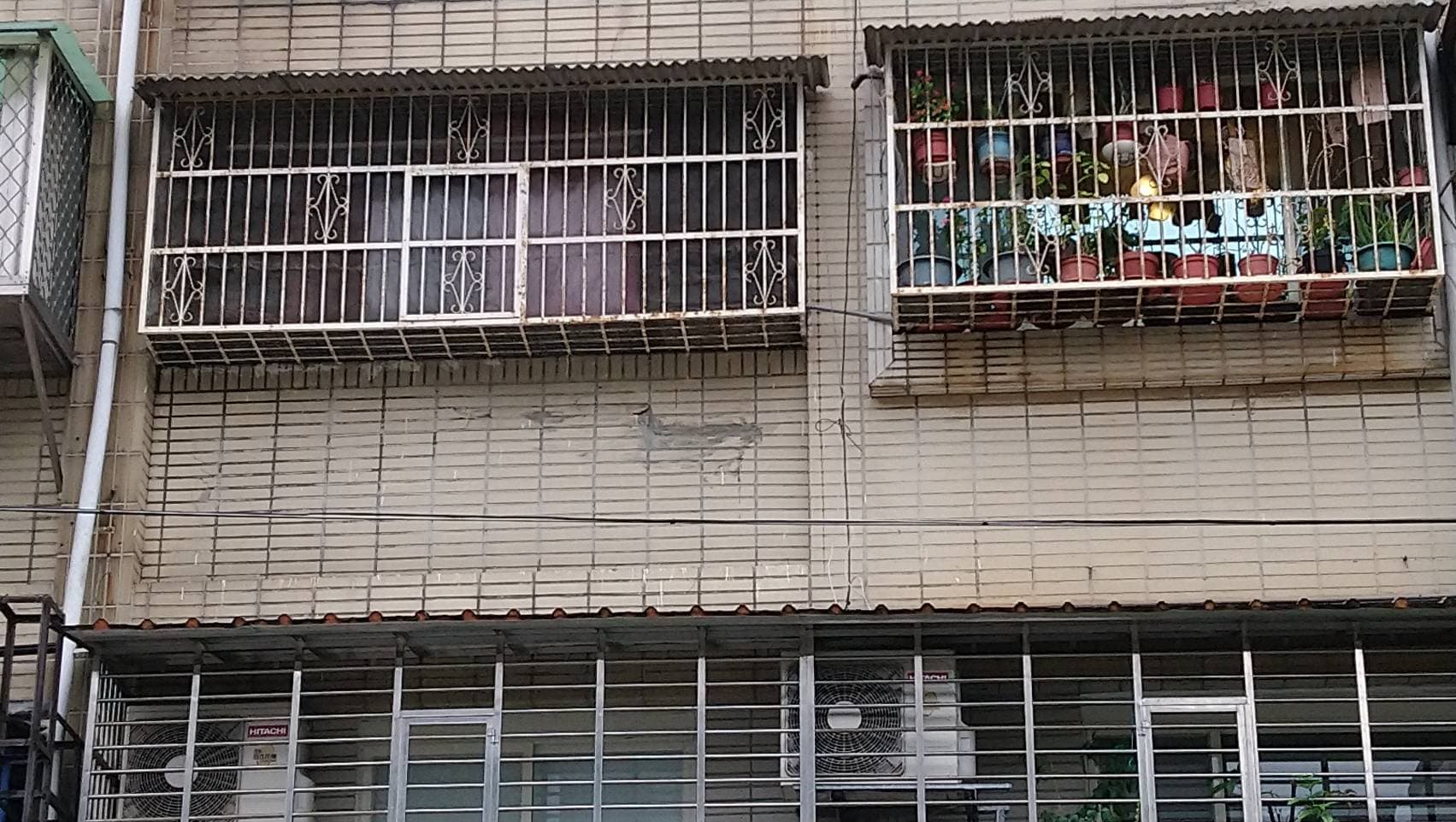 公寓外牆也疑似因新埔國小施工關係,出現一道長長的裂縫。(讀者提供)