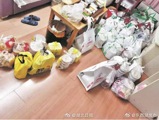 汪姓女子點了2千多份餐點,導致家中被塞爆。(翻攝自微博)