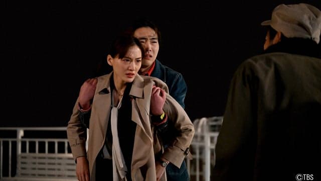綾瀨遙(左)因不捨高橋一生變成凶殺案幫兇,見到他親生哥哥時忍不住上前揍了一拳。(翻攝自TBS)