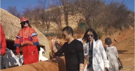 幾天前李亞鵬才帶新女友海哈金喜拜訪多年好友楊麗萍。(翻攝自微博)