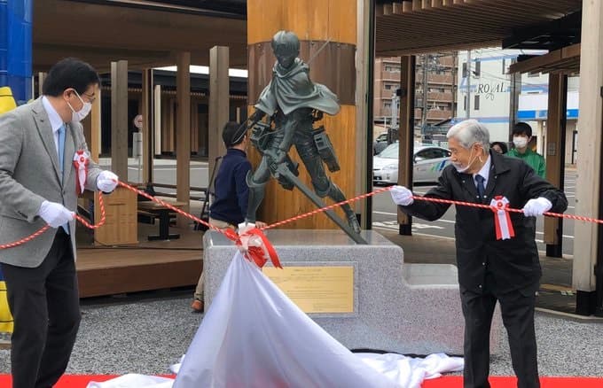 日本大分縣日田市地方政府,在車站前建造里維兵長銅像。(翻攝自大分合同新聞推特)