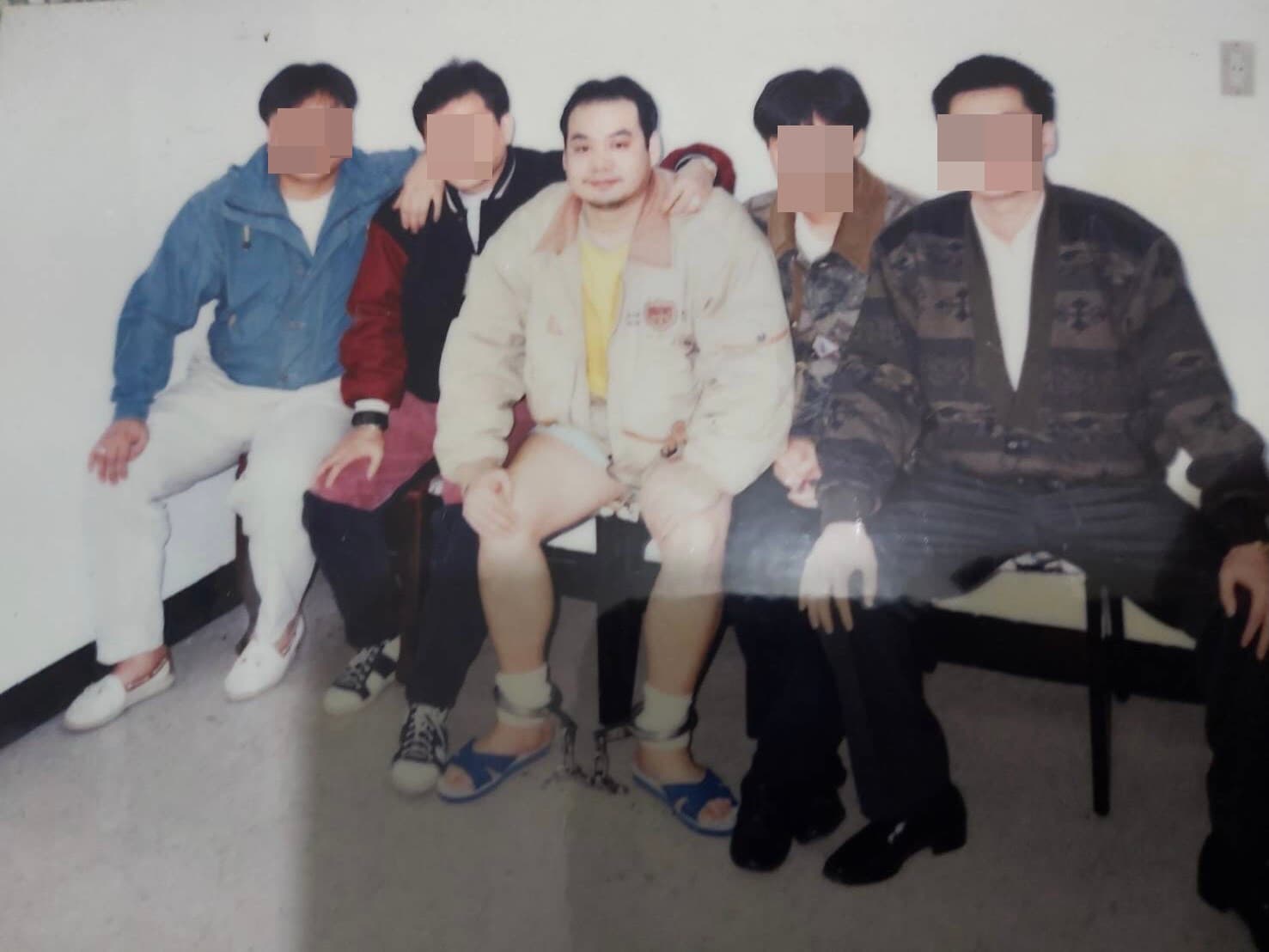 友人前往探視在監所中的劉煥榮(中),並留下合影。(讀者提供)