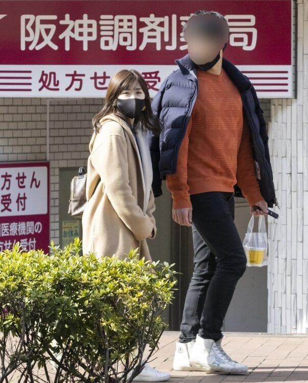 福原愛(左)回日本被偷拍到與學弟(右)到賓館過夜,但她否認外遇出軌。(翻攝自《女性SEVEN》)